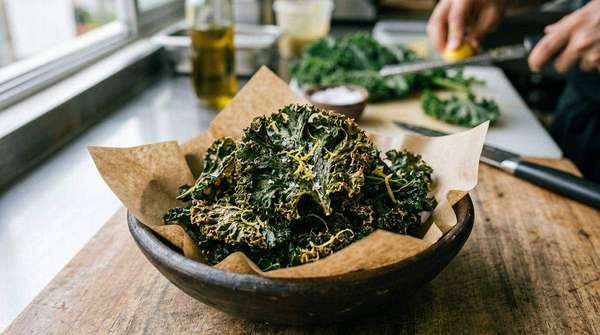 Kale chips en bowl de madera — Huerto de Autor